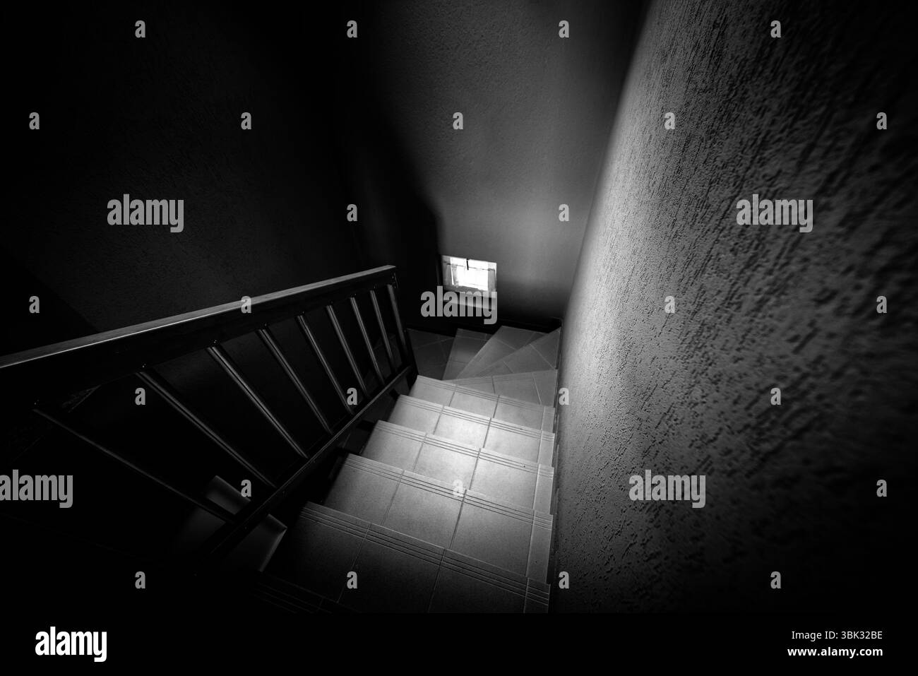 Modernes Schwarzweiß-Hintergrundfoto im Treppenhaus Stockfoto