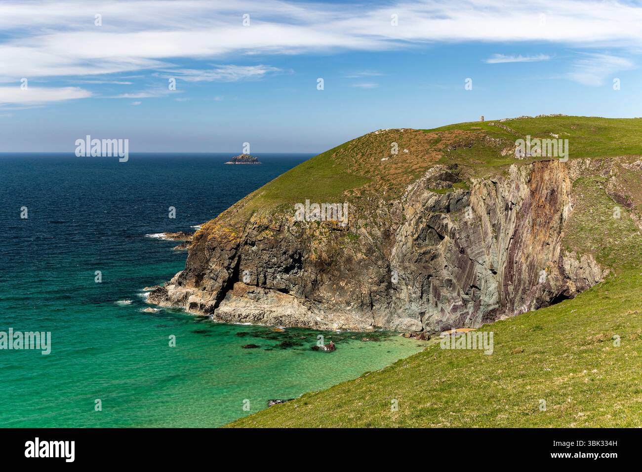 Farbenfrohe, detailreiche Aussicht auf Cornish Coastal Cliff mit Blick auf die Butter Hole Bay, in Richtung Stepper Point, Tower und Headland, mit Cliff Geology. Stockfoto