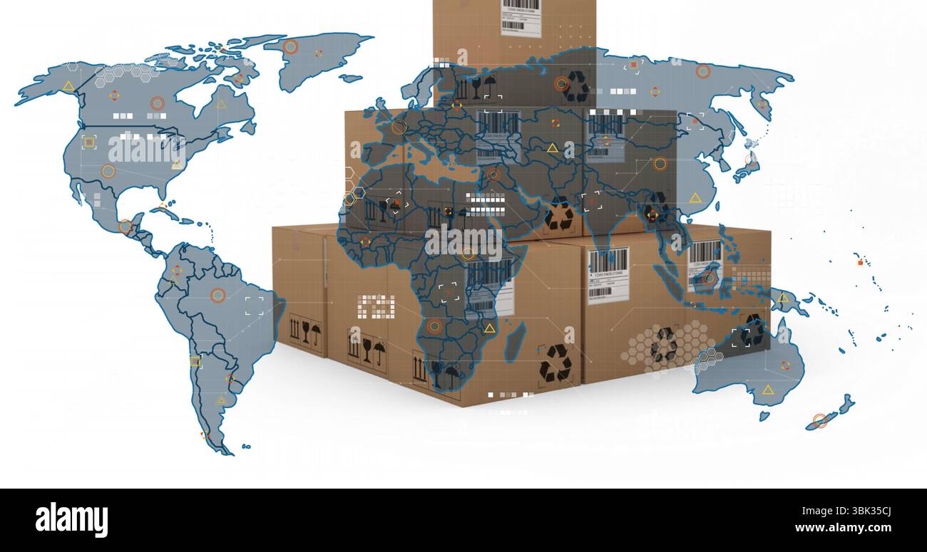 Stapeln Sie Versandkartons aus Pappe zu einer Pyramide über einer blauen Weltkarte mit Logistiksymbolen Stockfoto