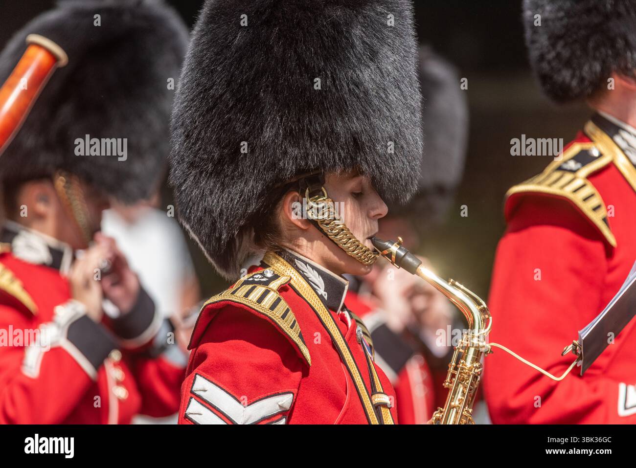 Band of the Scots Guards Militärmarschkapelle der Household Division Foot Guards bei Trooping the Colour 2025 in der Mall, London, Großbritannien. Stockfoto