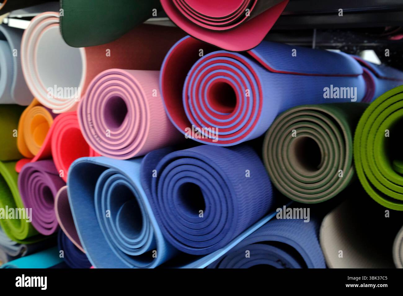 Fitnessraum. Fitnessgeräte für Training, gerollte Yogamatten. Stockfoto