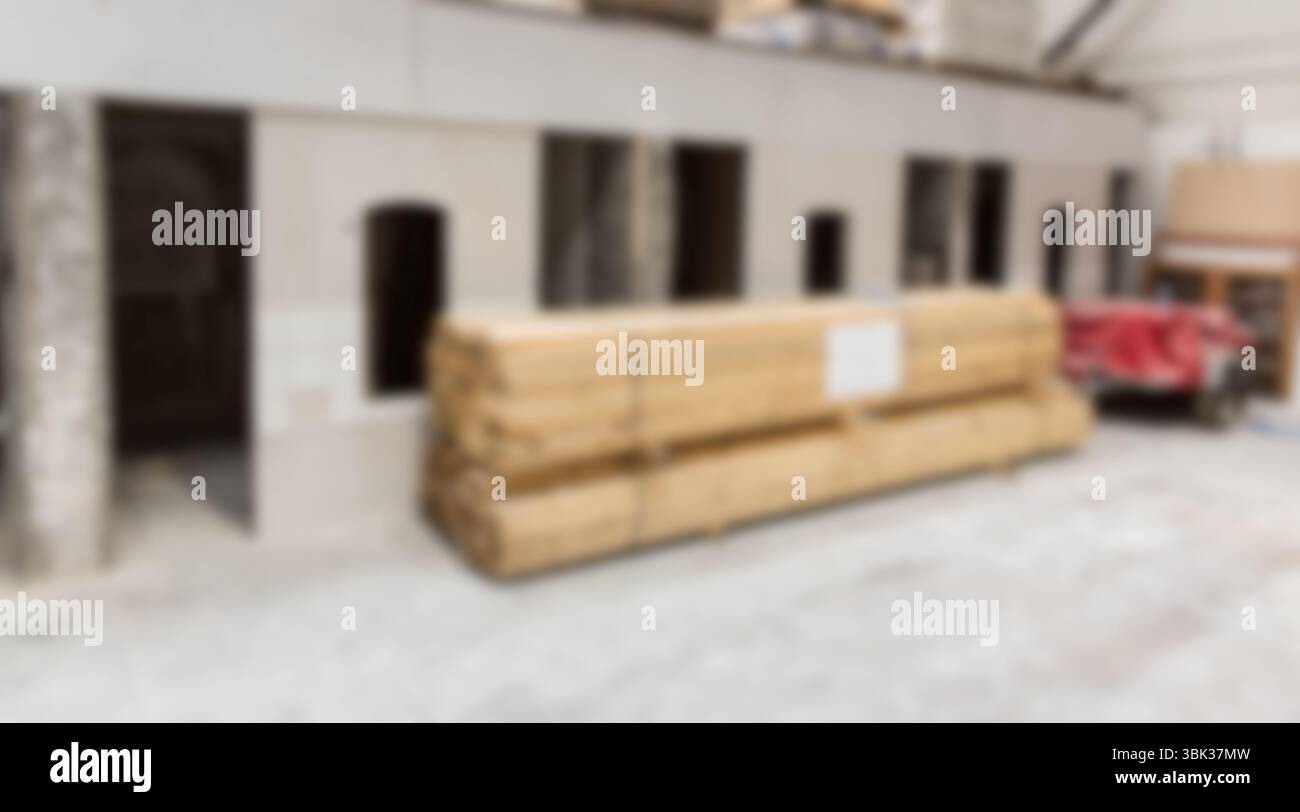 Die flache Abbildung zeigt den Innenraum mit Holzbalken, rotem Wagen und freiliegenden Sparren Stockfoto