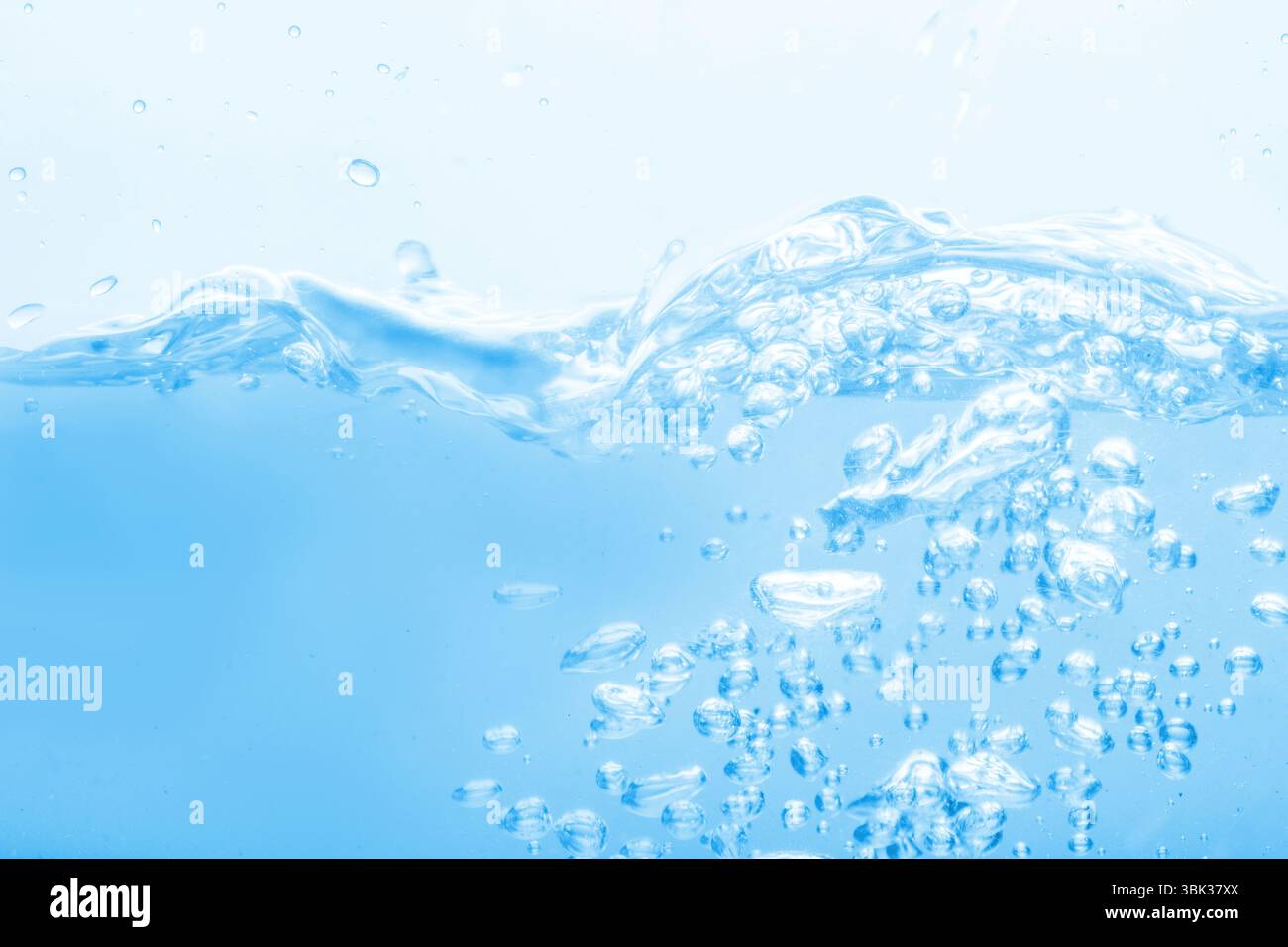 Nahaufnahme von Luftblasen und Wasseroberflächenlinie steigen durch glatte Wellen in flacher Ausführung auf Stockfoto