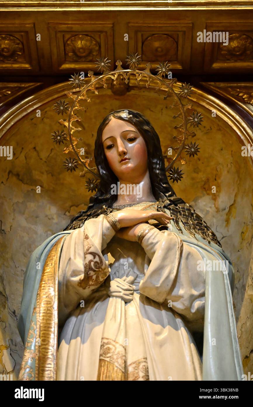 Marienstatue in der katholischen Kathedrale von Santa Maria (St. Maria) Vigo, Spanien Stockfoto