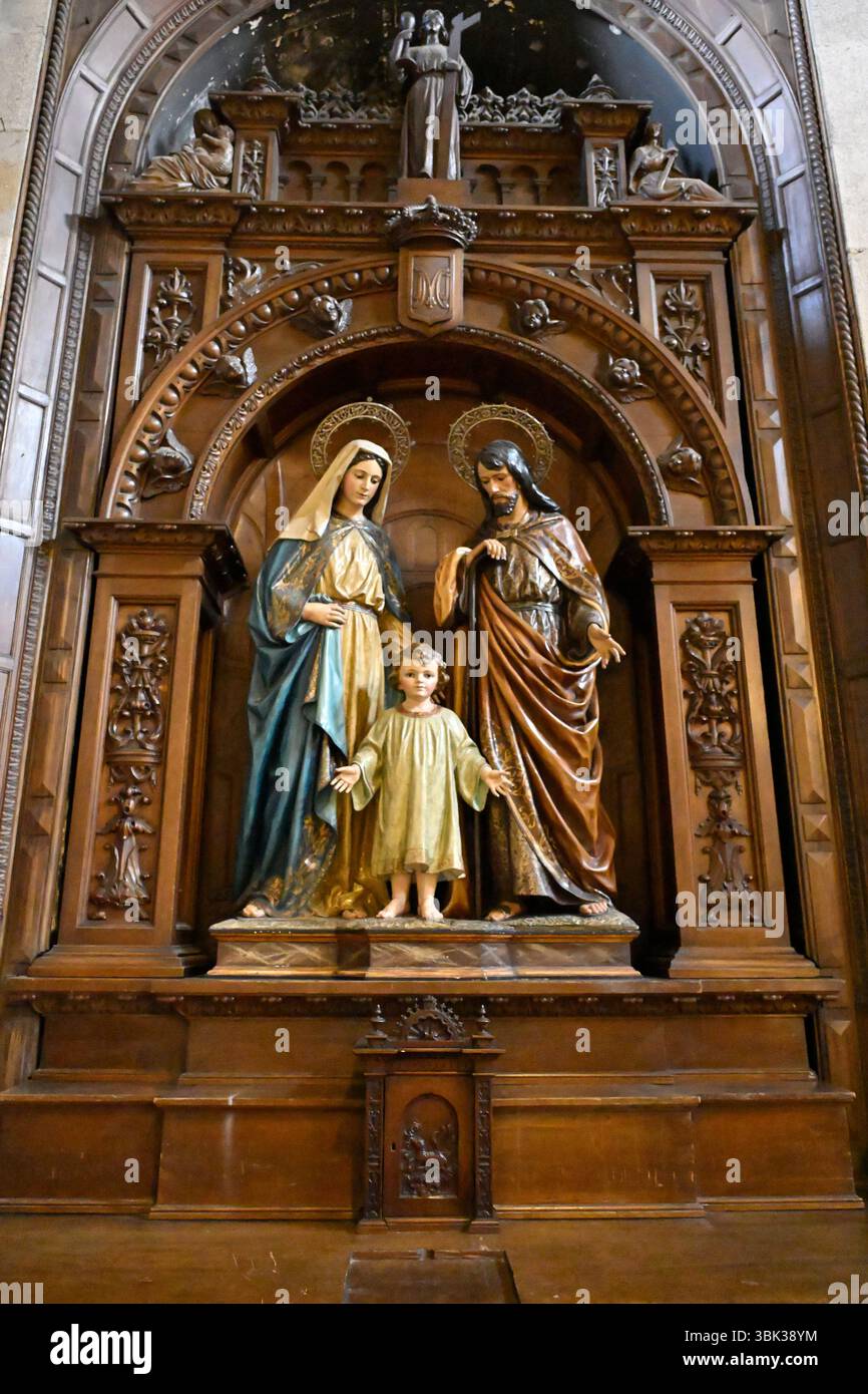 Statue mit dem Heiligen Joseph und der Heiligen Maria und dem Jesuskind in der katholischen Kathedrale Santa Maria (St. Maria) Vigo, Spanien Stockfoto