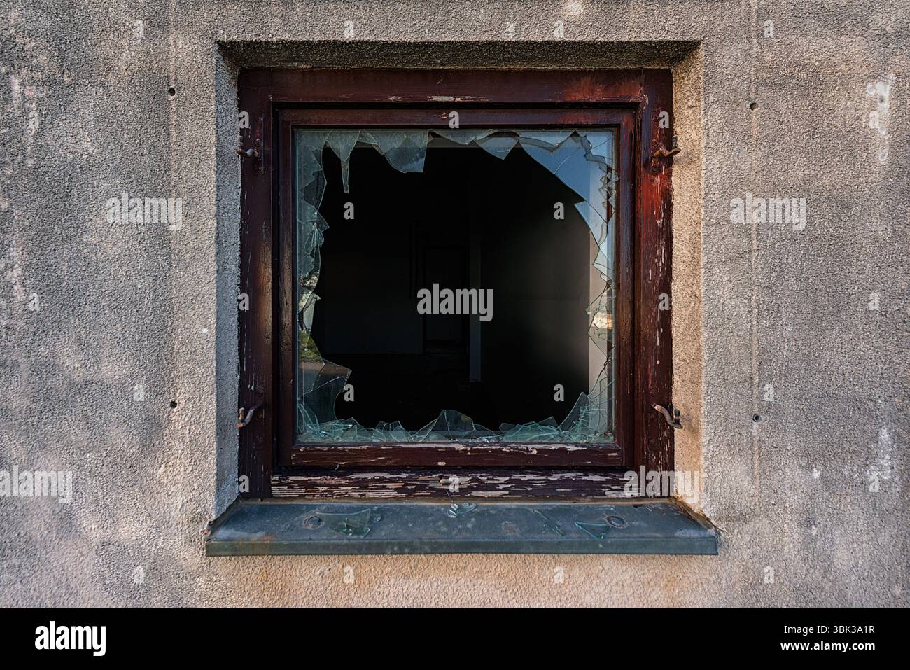 Shattered Glas in gebrochenen Fenster auf verlassenen Gebäude Stockfoto