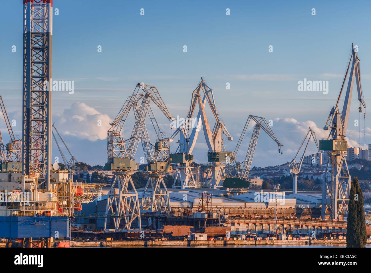 Industrielle Güter Krane auf der Anklagebank bei Sonnenuntergang Stockfoto