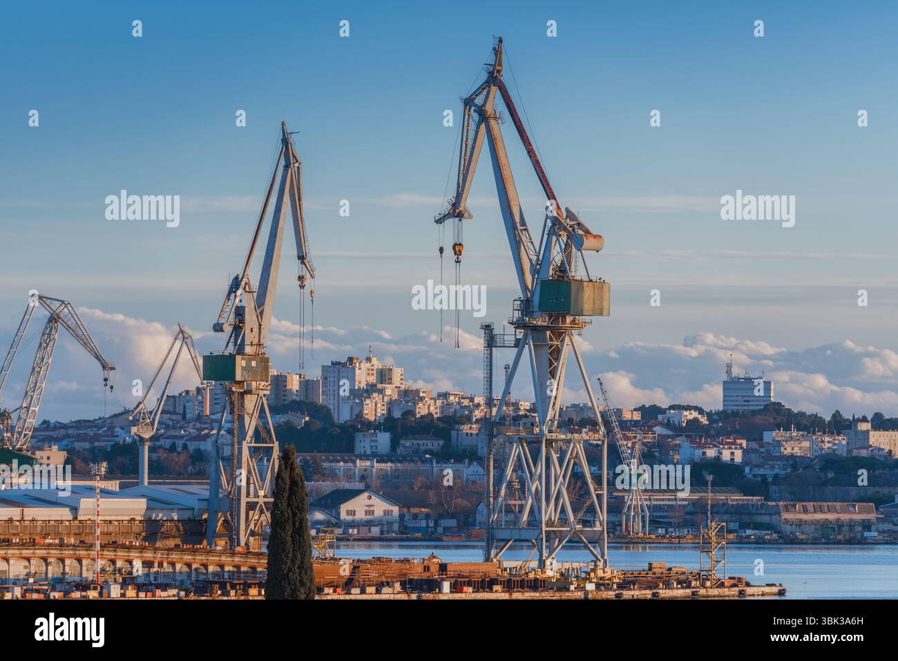 Industrielle Güter Krane auf der Anklagebank bei Sonnenuntergang Stockfoto