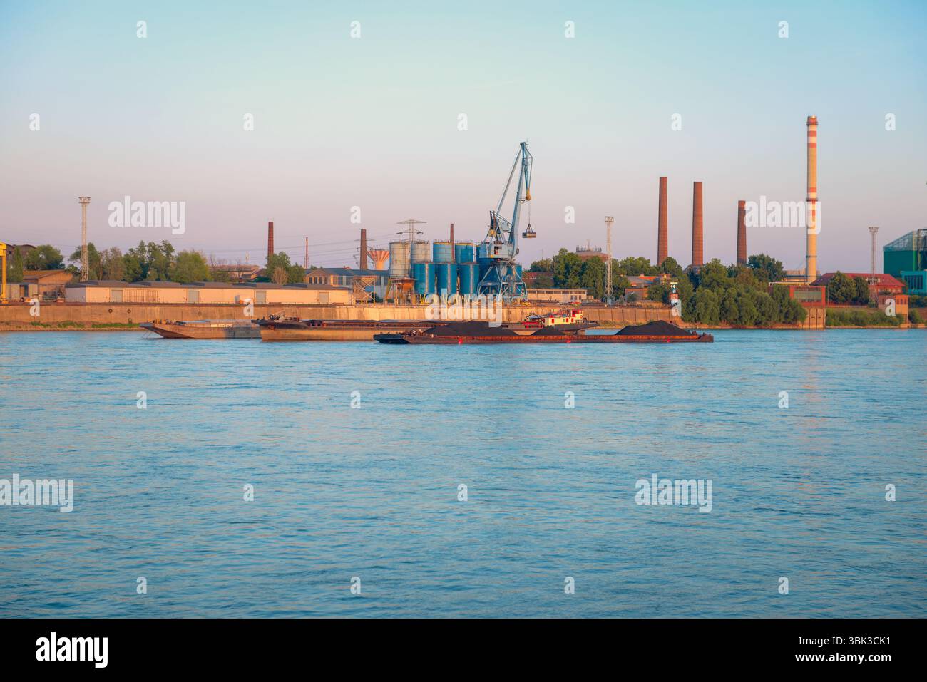 Industrielle Güter Krane auf der Anklagebank bei Sonnenuntergang Stockfoto