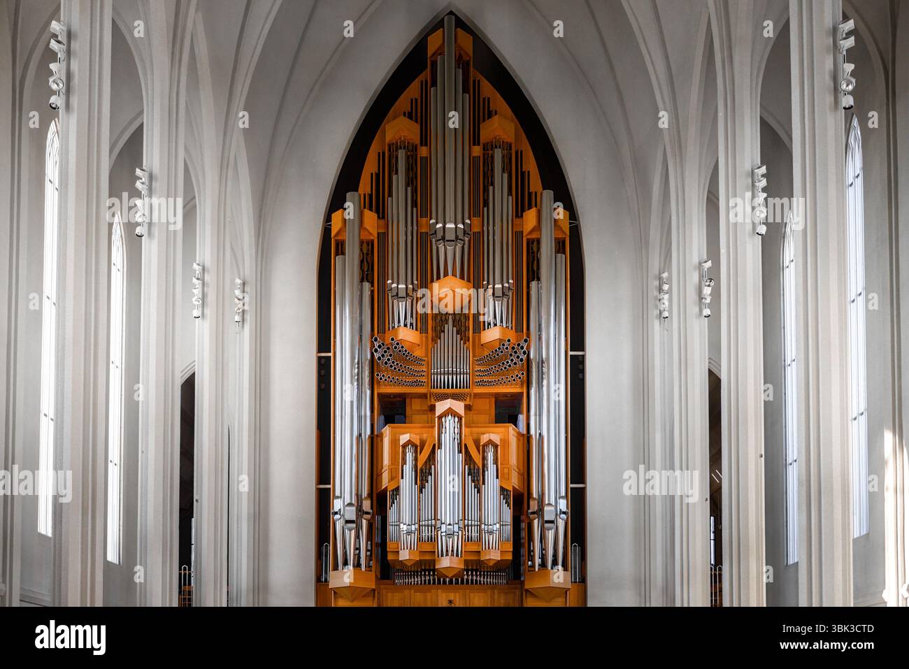 Nahaufnahme einer Kirchenpfeifenorgel Stockfoto