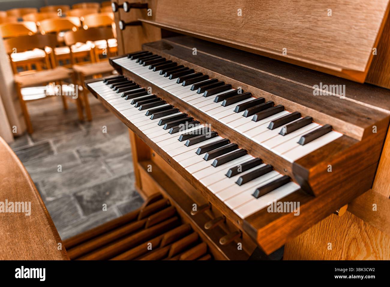 Nahaufnahme einer Kirchenpfeifenorgel Stockfoto