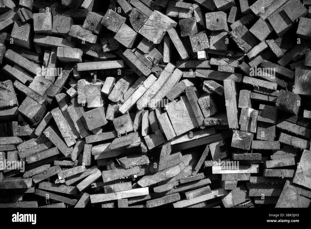 Gehacktes Feuerholz in Schwarzweißfoto Stockfoto