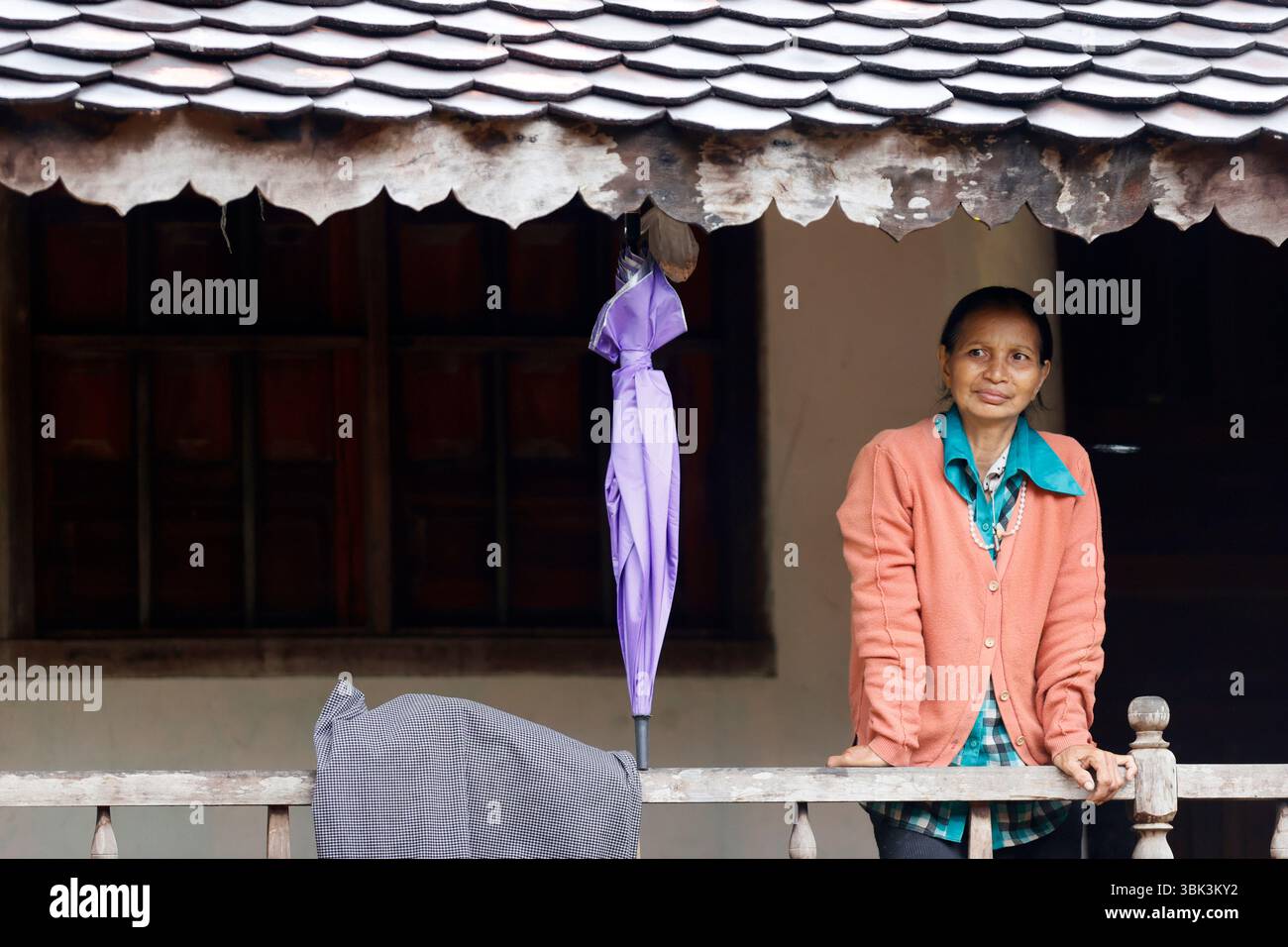Bahnar ethnische Dorf in der Region Kontum. Frau zu Hause. Kontum. Vietnam. Stockfoto