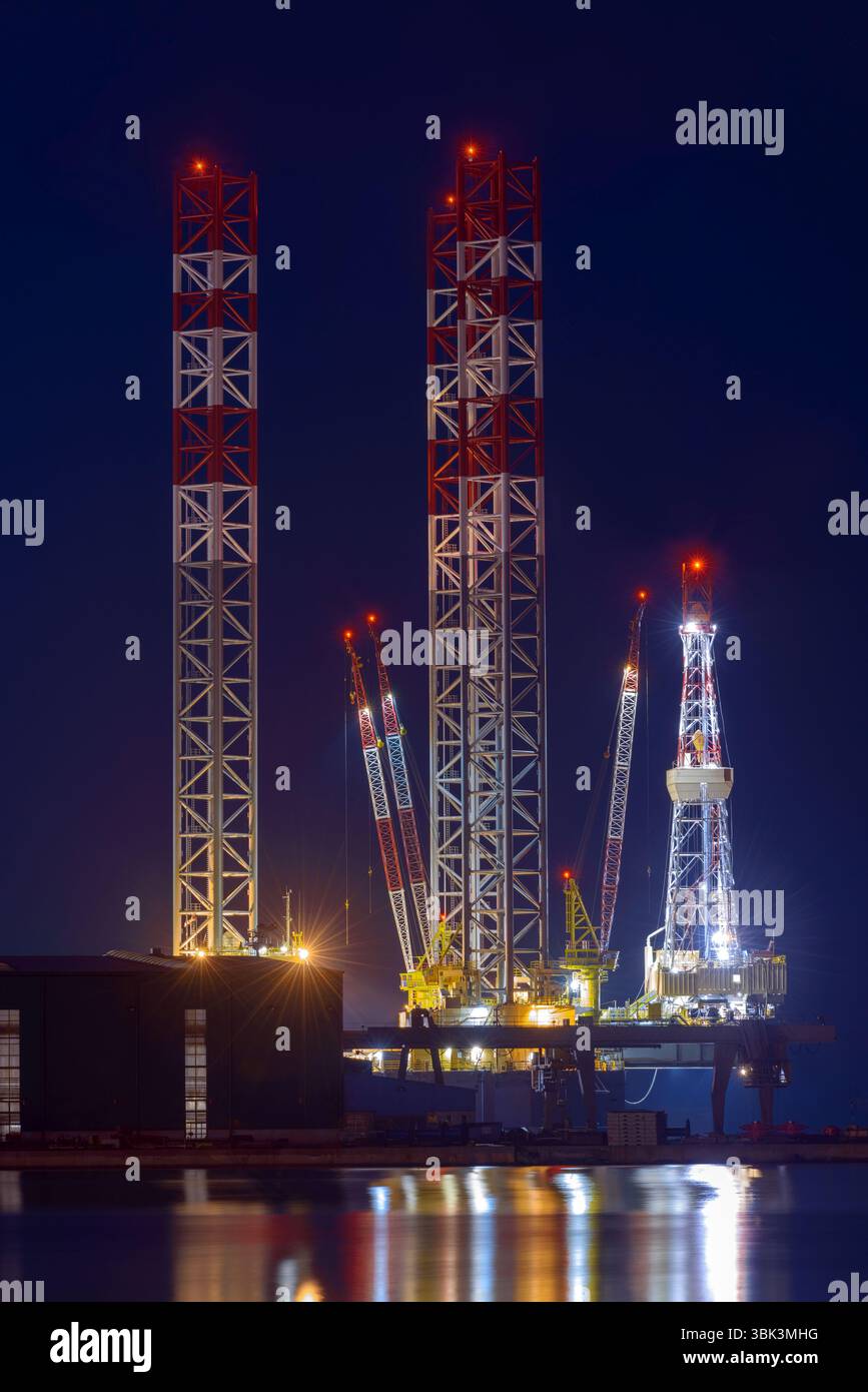 Industrielle Güter Krane auf der Anklagebank bei Sonnenuntergang Stockfoto
