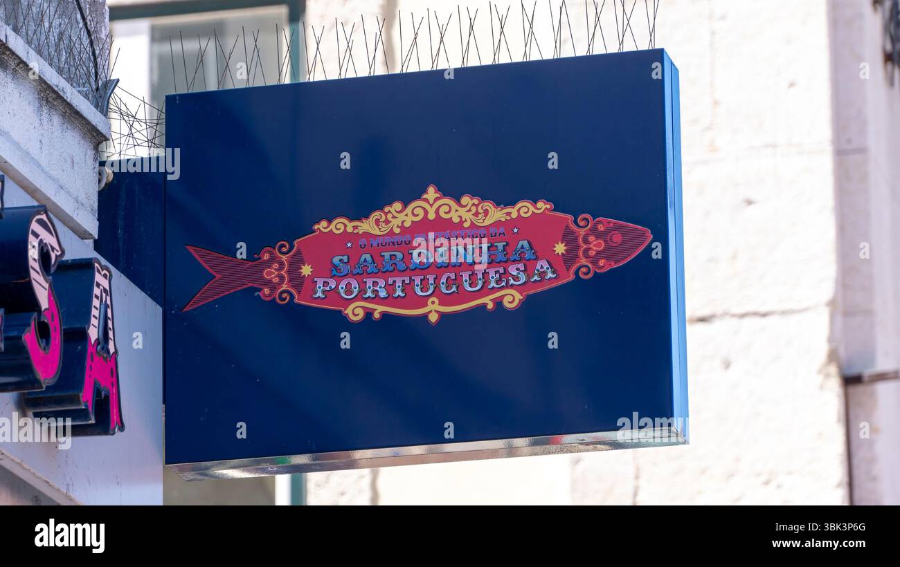 Lissabon, Portugal - 21. Mai 2025: Beschilderung des touristischen Ladens Sardinha Portuguesa, das alte Sardinendosen verkauft Stockfoto