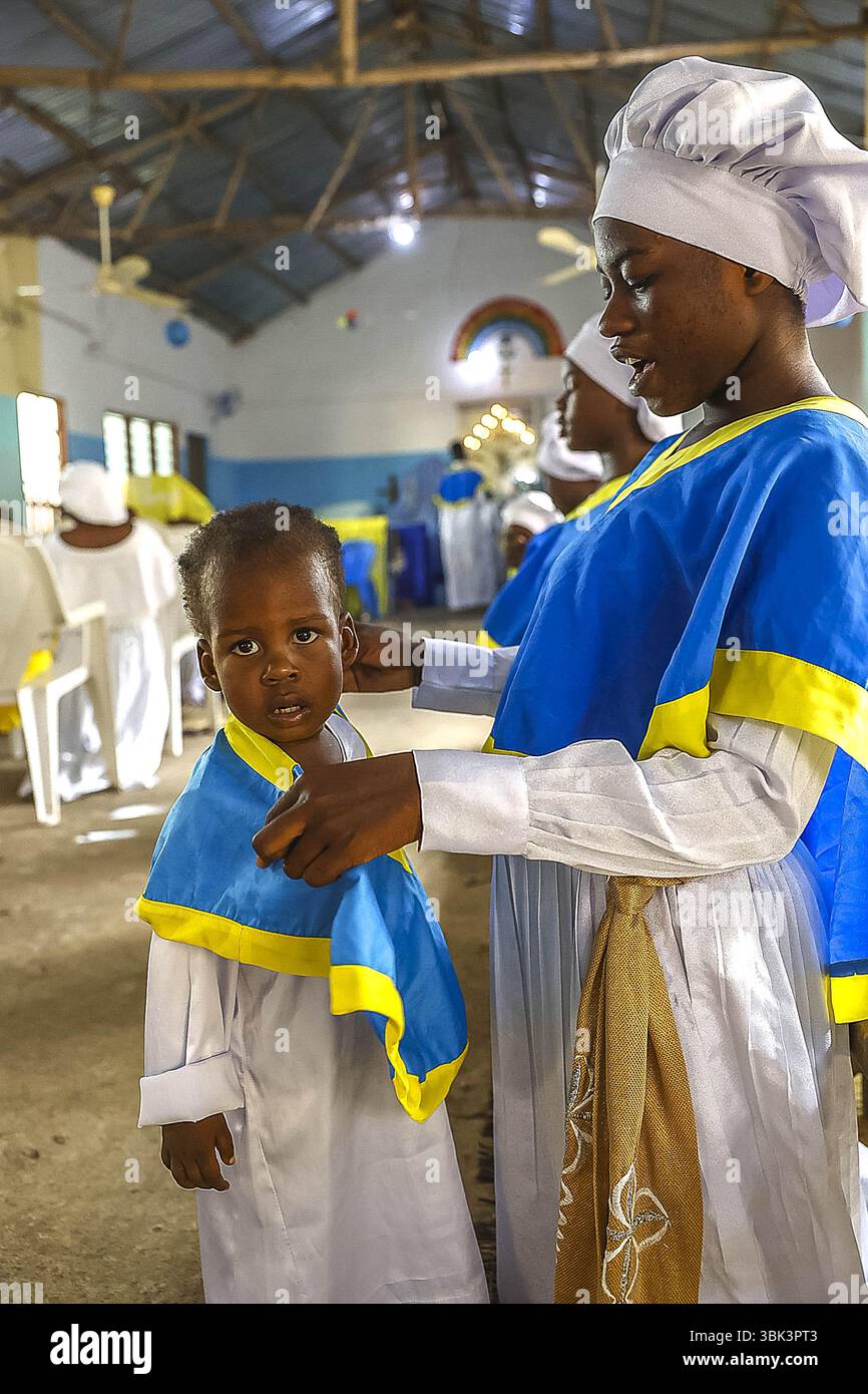 Mutter und Sohn in der himmlischen Kirche Christi, Missessinto, Benin Stockfoto