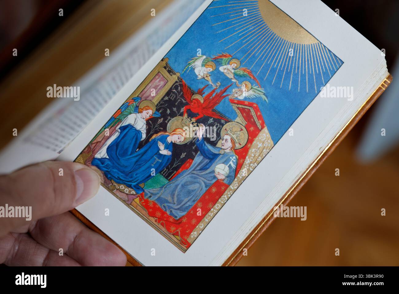 Katholischer Mann liest ein illustriertes Missale. Stockfoto