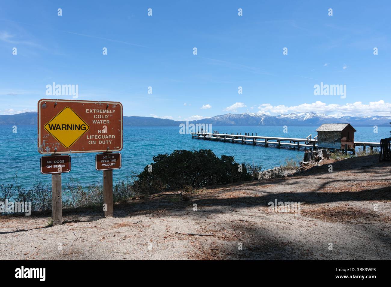 14. MAI 2025 - Tahoma, Lake Tahoe, CA, USA - Sugar Pine Point Beach am Lake Tahoe mit Warnschildern vor sehr kaltem Wasser Stockfoto