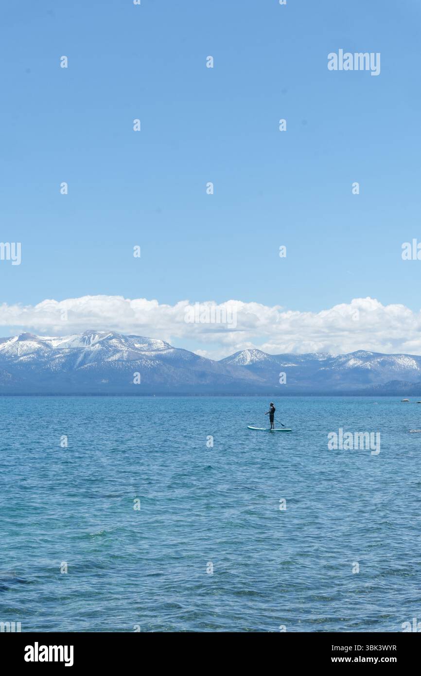 14. MAI 2025 - Tahoma, Lake Tahoe, CA, USA - Sugar Pine Point Beach am Lake Tahoe mit einem Paddelboarder auf dem friedlichen See Stockfoto