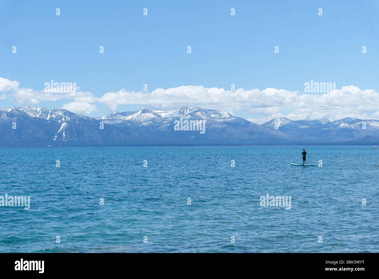 14. MAI 2025 - Tahoma, Lake Tahoe, CA, USA - Sugar Pine Point Beach am Lake Tahoe mit einem Paddelboarder auf dem friedlichen See Stockfoto