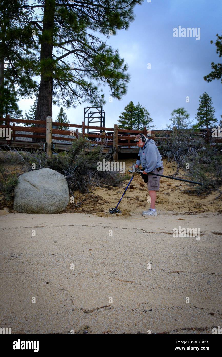 13. MAI 2025: Lake Tahoe, CA, USA: Ein Metalldetektor auf der Suche nach verlorenen Schätzen und Metallartefakten. Stockfoto
