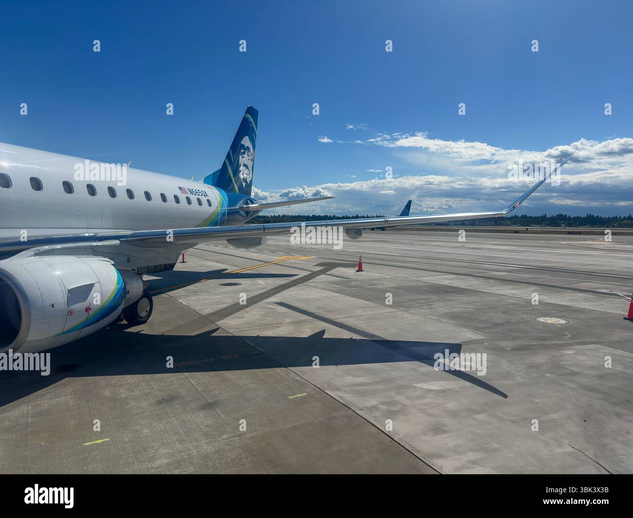 12. MAI 2025 - Seattle, WA, USA - Ein Flugzeug landet auf dem Flughafen Seattle mit Blick auf die Stadt und den Flughafen. Stockfoto