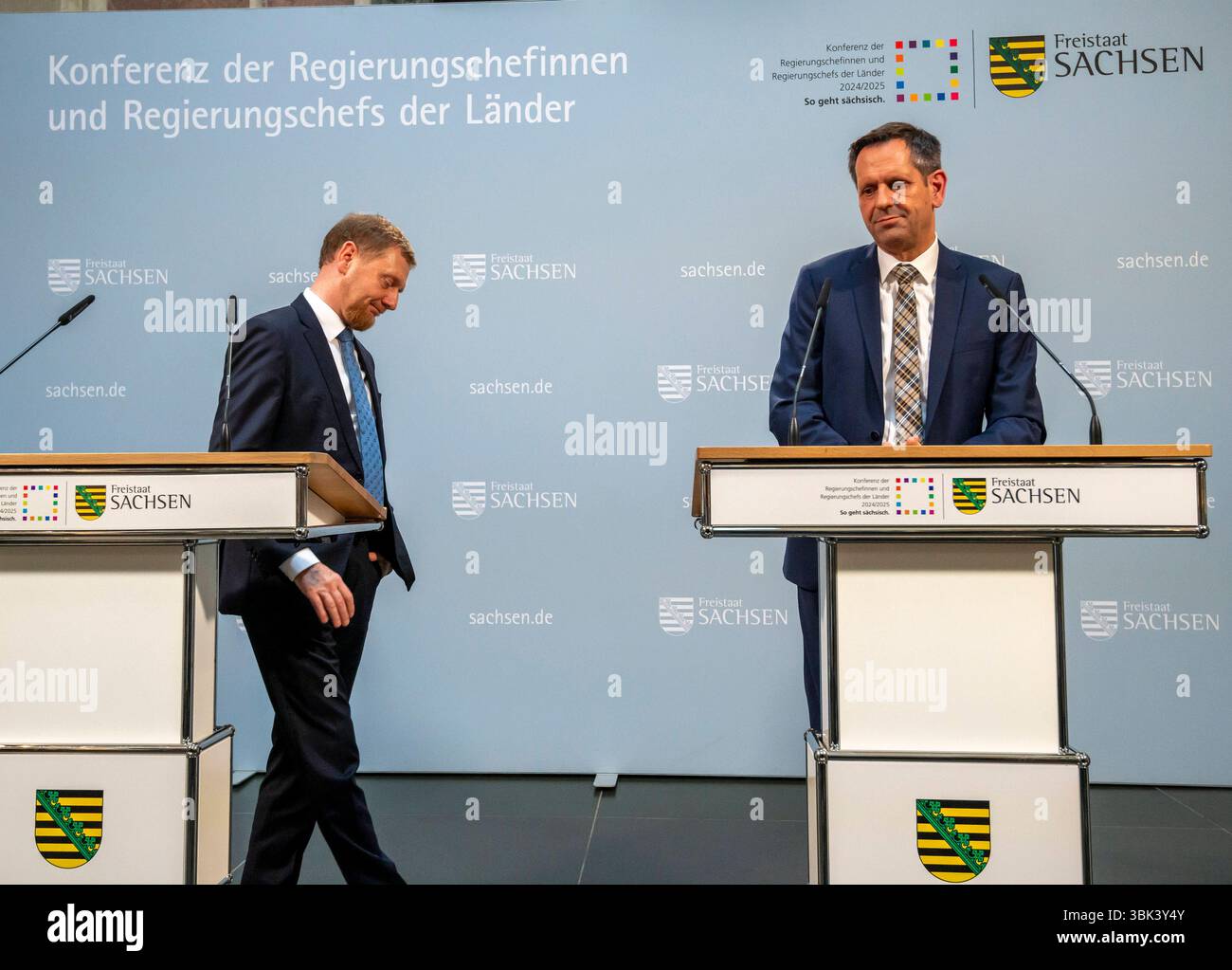 Ministerpräsidentenkonferenz - Kretschmer und Lies zum Kanzler EUR, Deutschland, Berlin, 18.06.2025: PK von Michael Kretschmer CDU Ministerpräsident von Sachsen und Olaf Lies SPD Ministerpräsident von Niedersachsen - auf dem Weg ins Kanzleramt. Die Regierungschefinnen und Regierungschefs der Länder treffen sich zur Ministerpräsidentenkonferenz. Im Mittelpunkt steht der Austausch und die Zusammenarbeit mit der neuen Bundesregierung. Themen sind die neuen Finanzierungsinstrumente für Bund und Länder, der notwendige wirtschaftliche Aufschwung sowie eine nationale Importstrategie für Wasserstoff, Stockfoto