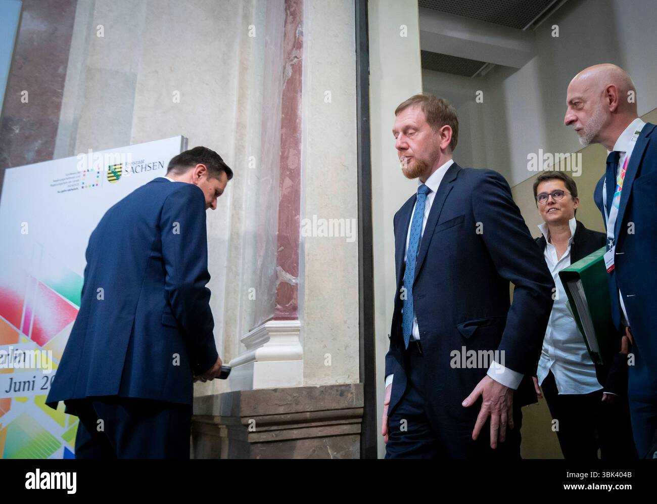 Ministerpräsidentenkonferenz - Kretschmer und Lies zum Kanzler EUR, Deutschland, Berlin, 18.06.2025: PK von Michael Kretschmer CDU Ministerpräsident von Sachsen und Olaf Lies SPD Ministerpräsident von Niedersachsen - auf dem Weg ins Kanzleramt. Die Regierungschefinnen und Regierungschefs der Länder treffen sich zur Ministerpräsidentenkonferenz. Im Mittelpunkt steht der Austausch und die Zusammenarbeit mit der neuen Bundesregierung. Themen sind die neuen Finanzierungsinstrumente für Bund und Länder, der notwendige wirtschaftliche Aufschwung sowie eine nationale Importstrategie für Wasserstoff, Stockfoto