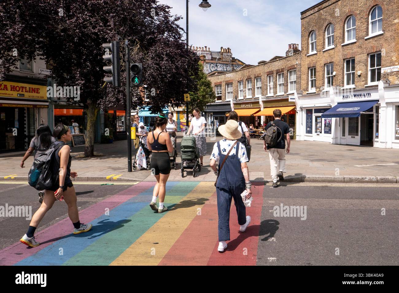 Allgemeine Ausblicke in Herne Hill entlang der Railton Road mit umliegenden schönen Geschäften und dem nationalen Bahnhof. Foto: SMP News Stockfoto