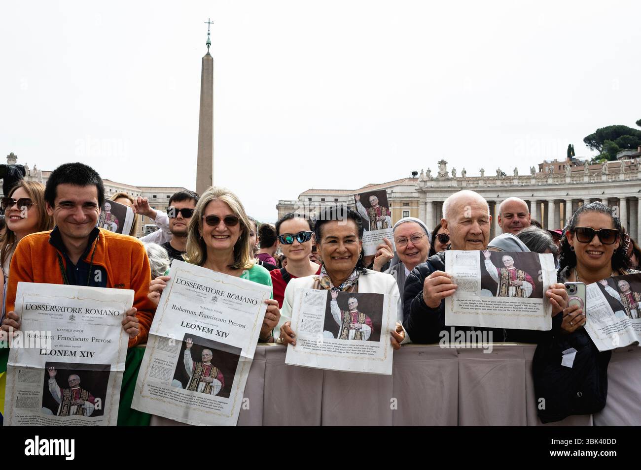 Die Gläubigen versammeln sich am 11. Mai 2025 auf dem Petersplatz, an dem Papst Leo XIV. Das Regina Caeli Gebet im Vatikan leitet. Stockfoto