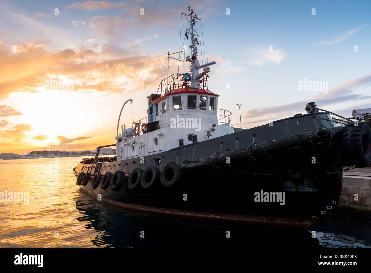 Fischerboot im Ozean bei Sonnenaufgang vor Sonnenuntergang Stockfoto