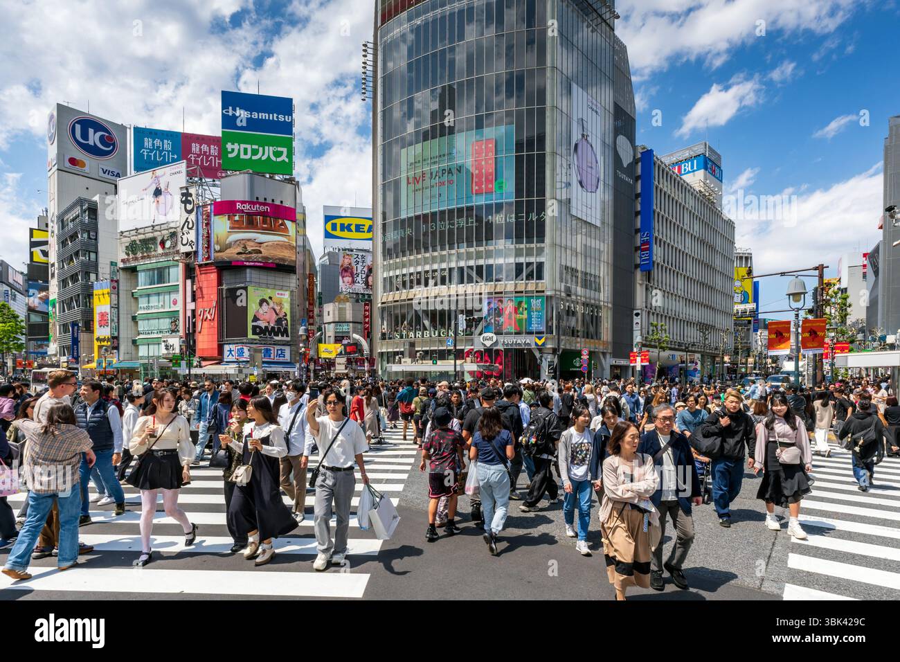 Die berühmte Fußgängerzone Shibuya kreuzt am Hachiko-Platz in Shibuya in Tokio. Stockfoto