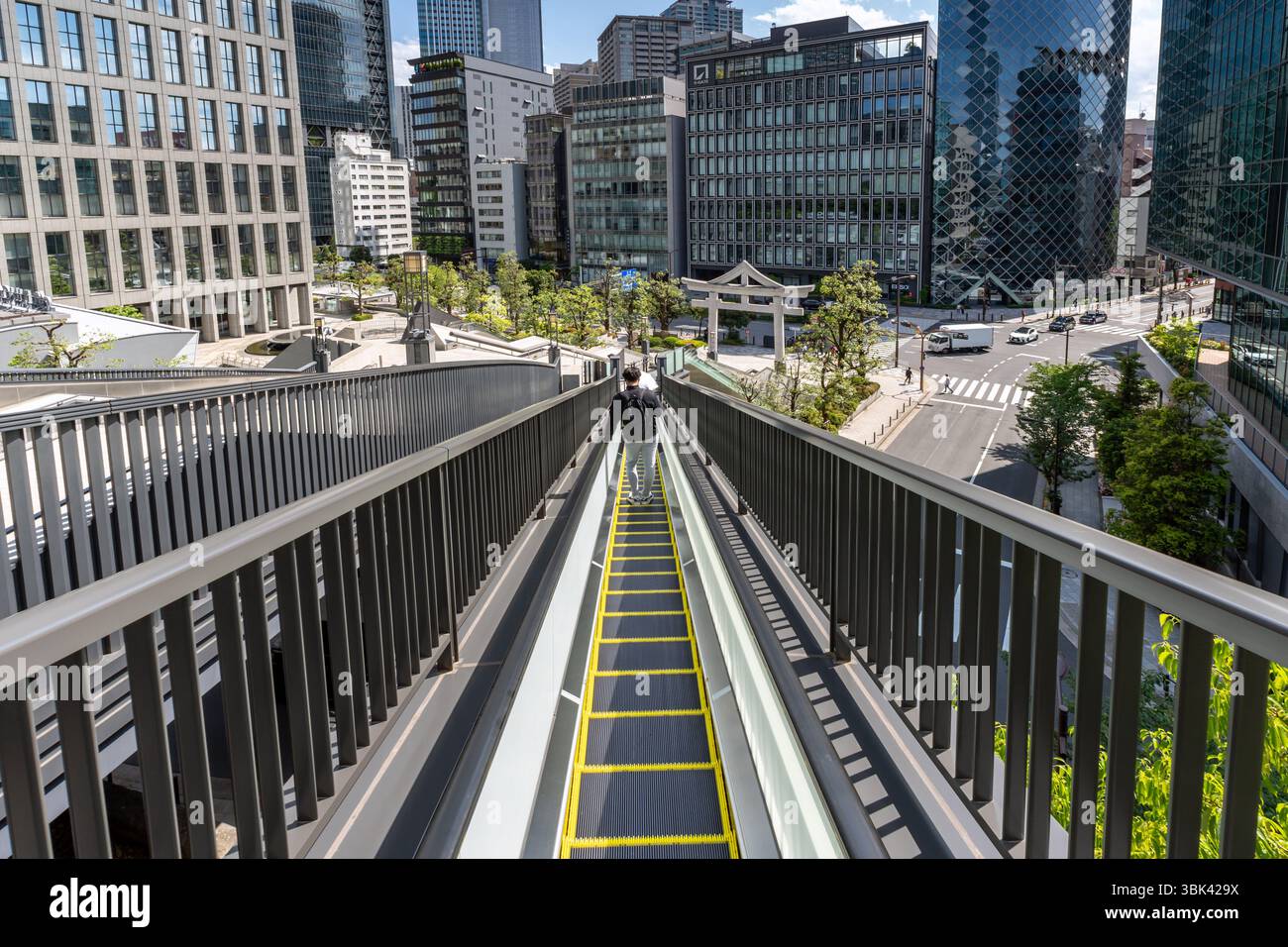 Rolltreppe am Eingang zum Hie-Schrein in Chiyoda, Tokio, Japan Stockfoto