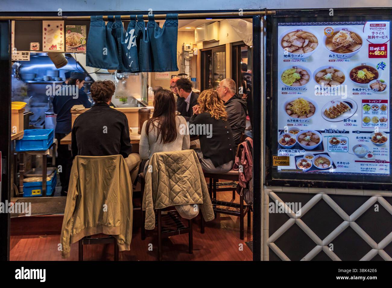 Im kleinen japanischen Restaurant Omoide Yokocho, Gedächtnisstraße in Shinjuku, Tokio. Stockfoto