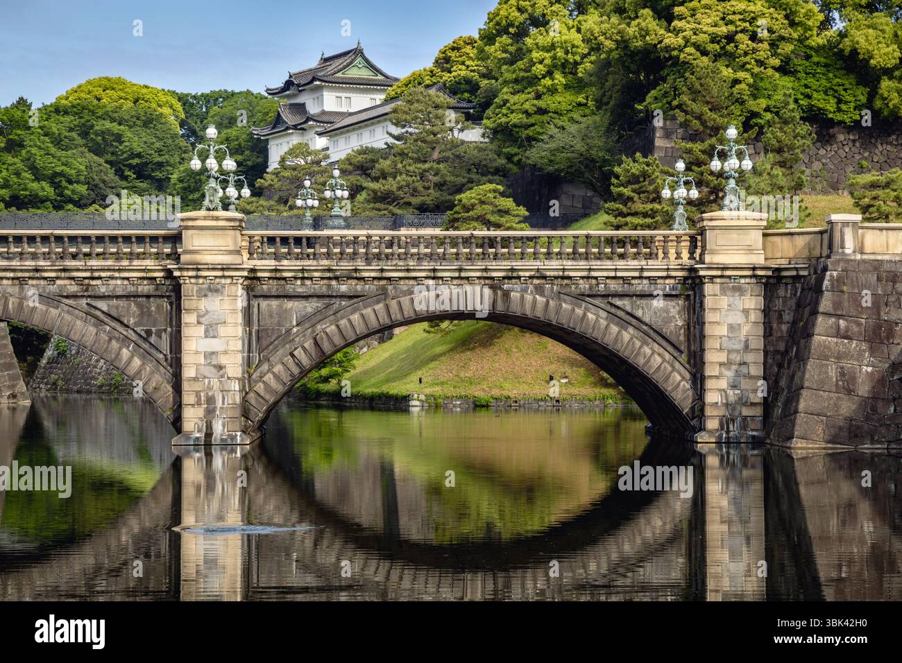 Historische Seimon-Ishibashi-Brücke und Wachturm im Kaiserpalast Tokio, Japan Stockfoto