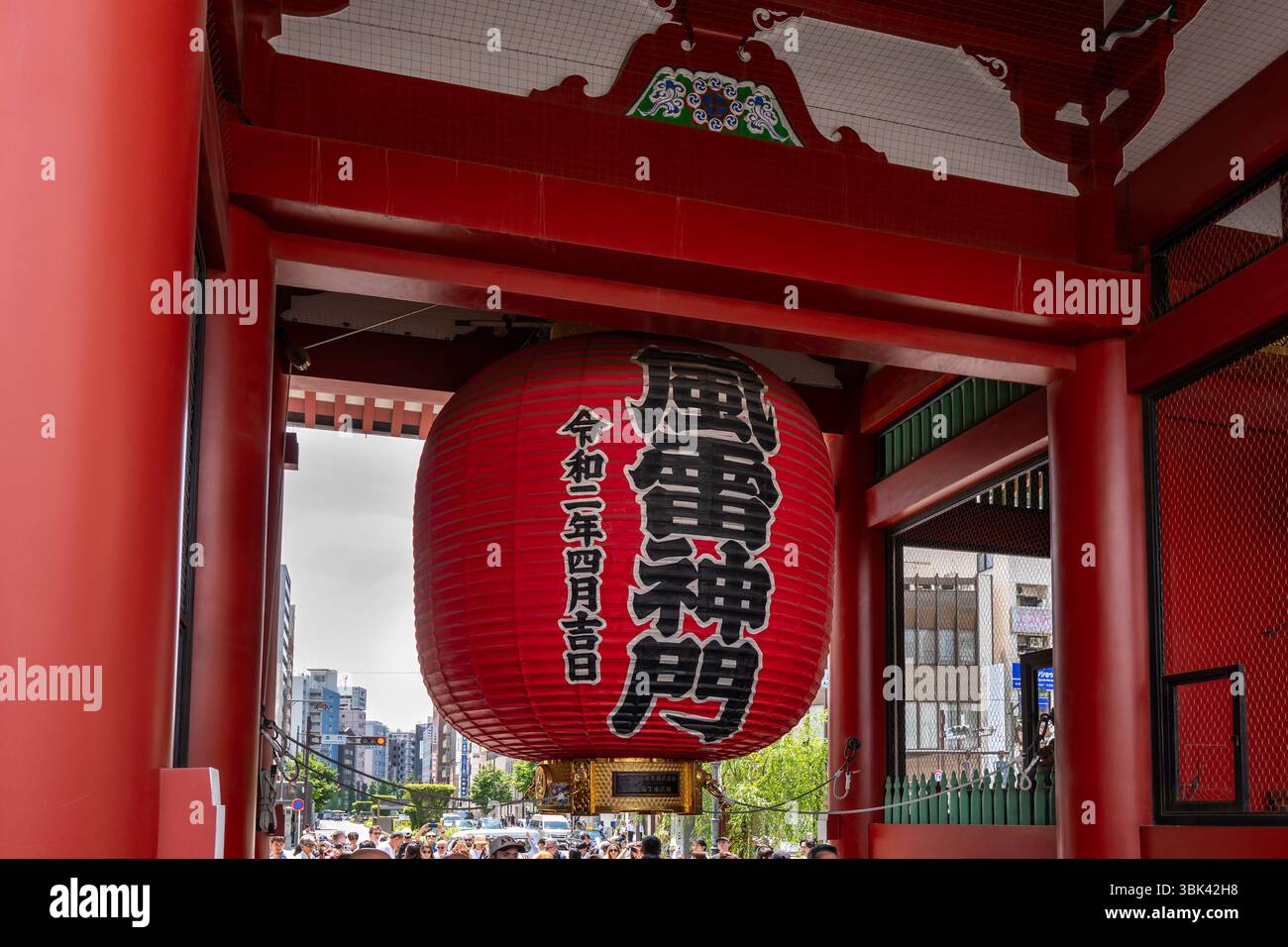 Große rote Laterne am Hozomon-Tor des Senso-JI-Tempels in Asakusa, Tokio, Japan Stockfoto