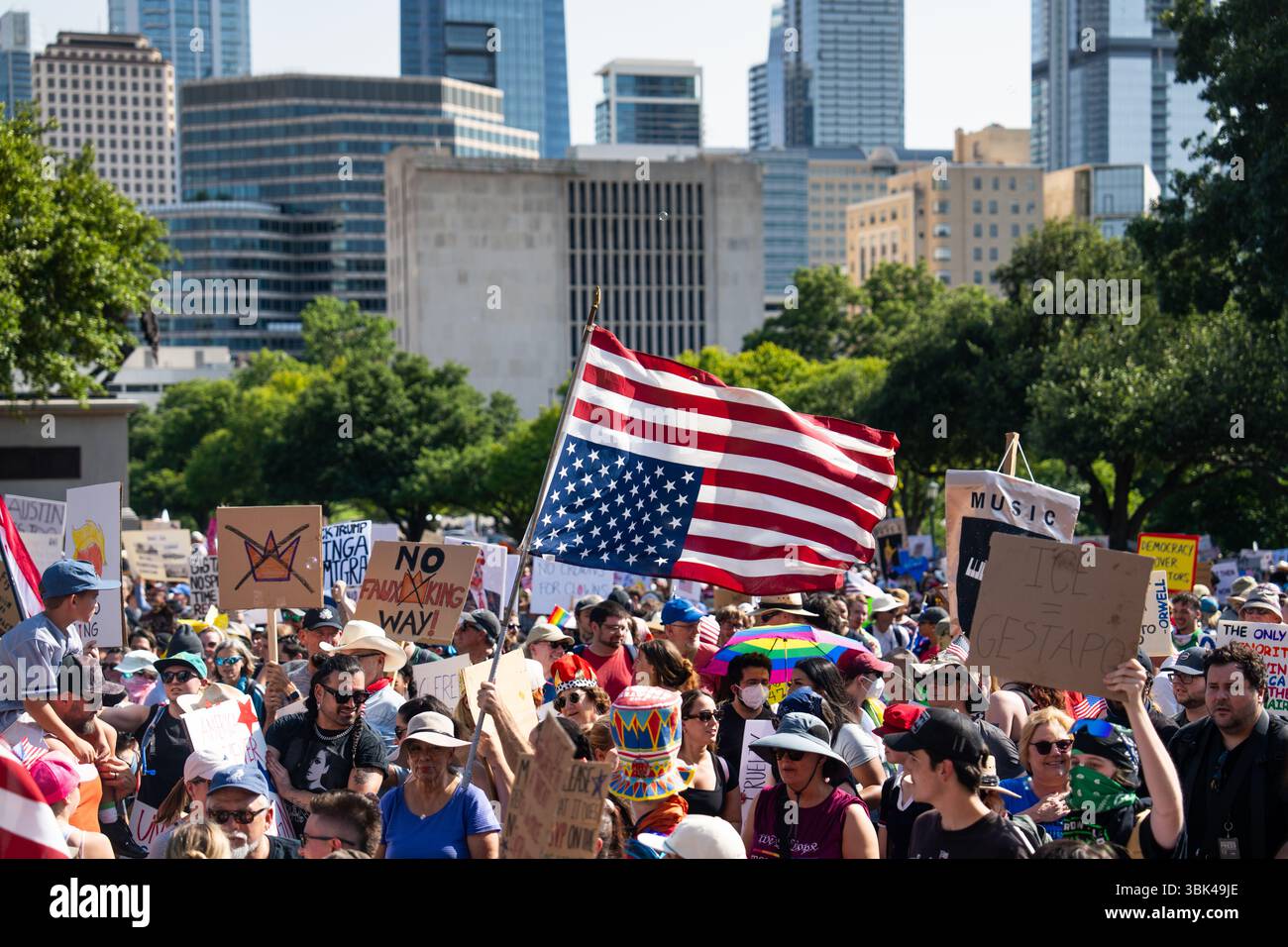 Austin, USA. Juni 2025. Protestkundgebung „No Kings“ beim Texas Capitol, 16. Juni 2025, Austin, TX, USA (Foto: Violeta Alvarez/SIPA USA) Credit: SIPA USA/Alamy Live News Stockfoto