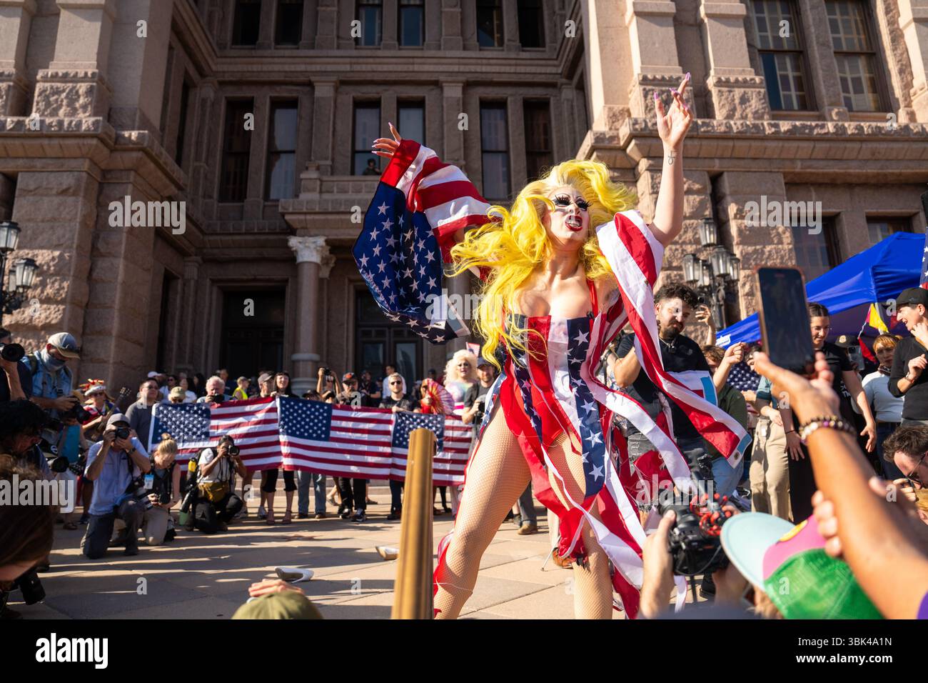 Austin, USA. Juni 2025. Protestkundgebung „No Kings“ beim Texas Capitol, 16. Juni 2025, Austin, TX, USA (Foto: Violeta Alvarez/SIPA USA) Credit: SIPA USA/Alamy Live News Stockfoto