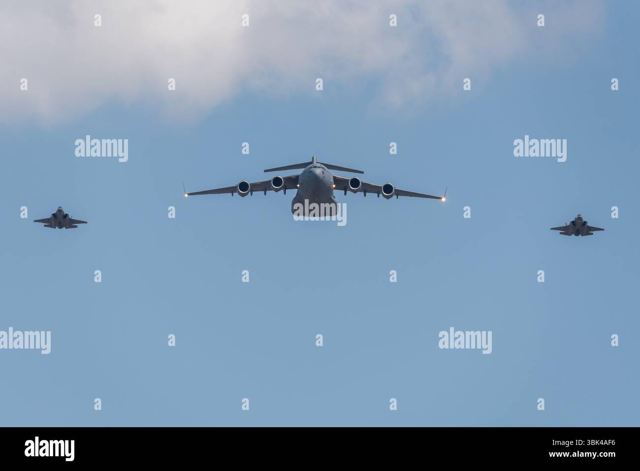 King's Birthday Flypast After Trooping the Colour 2025, The Mall, London, UK. Boeing C 17 Globemaster Transport & Lockheed Martin F-35 Lightning Jets Stockfoto