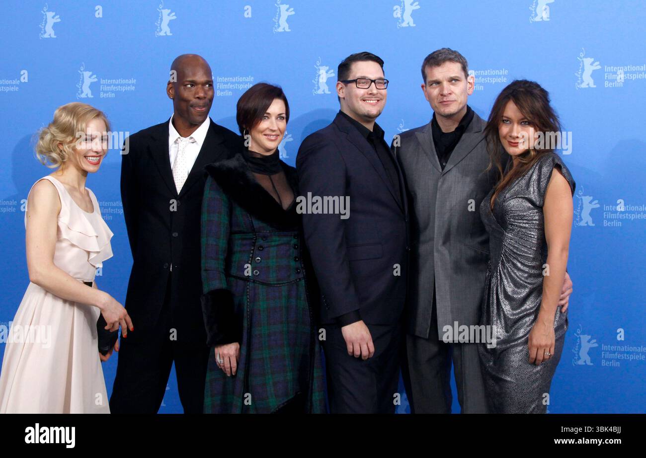Julia Dietze, Christopher Kirby, Stephanie Paul, Timo Vuorensola, Goetz Otto und Peta Sergeant beim Fotoruf für „Iron Sky“ im Hotel Hyatt während der 62. Internationalen Berliner Filmfestspiele am 11. Februar 2012 in Berlin Stockfoto