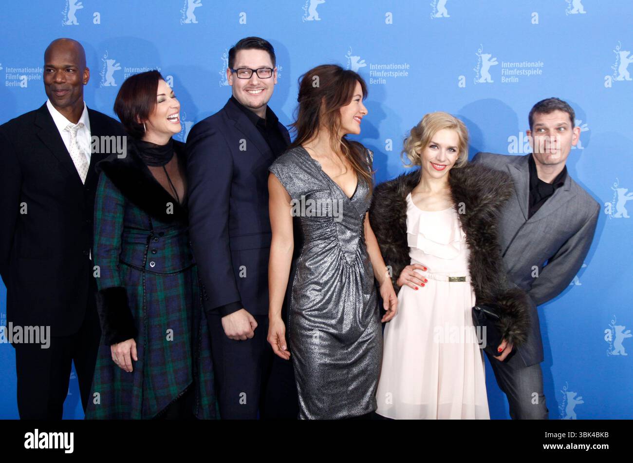 Christopher Kirby, Stephanie Paul, Timo Vuorensola, Peta Sergeant, Julia Dietze und Goetz Otto beim Fotoaufruf für „Iron Sky“ im Hotel Hyatt während der 62. Internationalen Berliner Filmfestspiele am 11. Februar 2012 in Berlin Stockfoto