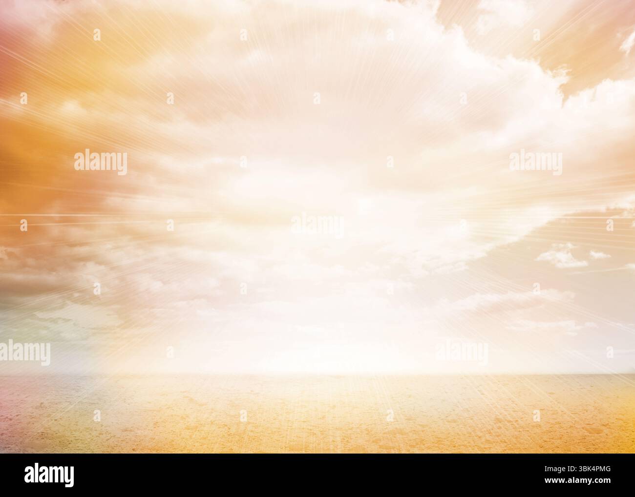 Die flache Meereslandschaft zeigt Sonnenstrahlen, die durch Wolken über ruhiges Licht des Ozeans strömen Stockfoto