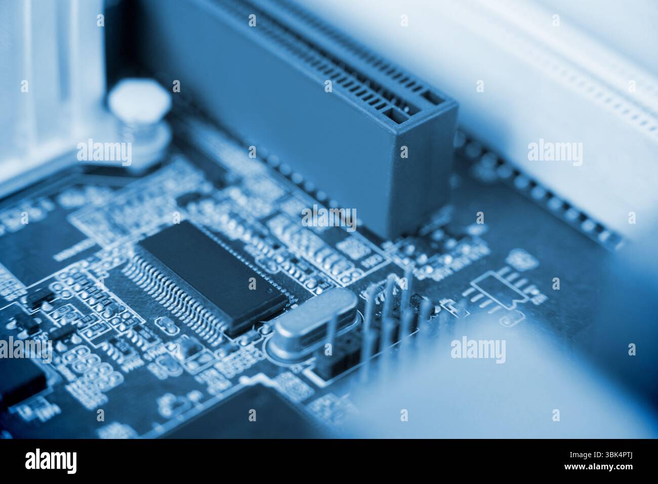 Computerchip in der Leiterplatte Stockfoto