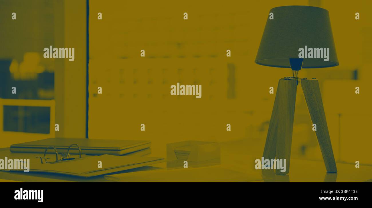 Der Schreibtisch im flachen Design zeigt eine Stativlampe aus Holz mit Laptop, Papieren, Stifthalter und offenem Ordner Stockfoto