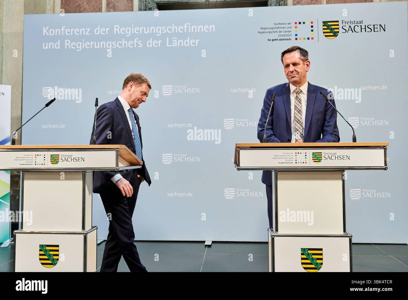 Ministerpräsidentenkonferenz - Lies Kretschmer EUR, Deutschland, Berlin, 18.06.2025: Nach der PK - Michael Kretschmer CDU Ministerpräsident von Sachsen und Olaf Lies SPD Ministerpräsident von Niedersachsen auf dem Weg ins Kanzleramt .die Regierungschefinnen und Regierungschefs der Länder treffen sich zur Ministerpräsidentenkonferenz. Im Mittelpunkt steht der Austausch und die Zusammenarbeit mit der neuen Bundesregierung. Themen sind die neuen Finanzierungsinstrumente für Bund und Länder, der notwendige wirtschaftliche Aufschwung sowie eine nationale Importstrategie für Wasserstoff, den Erhalt Stockfoto