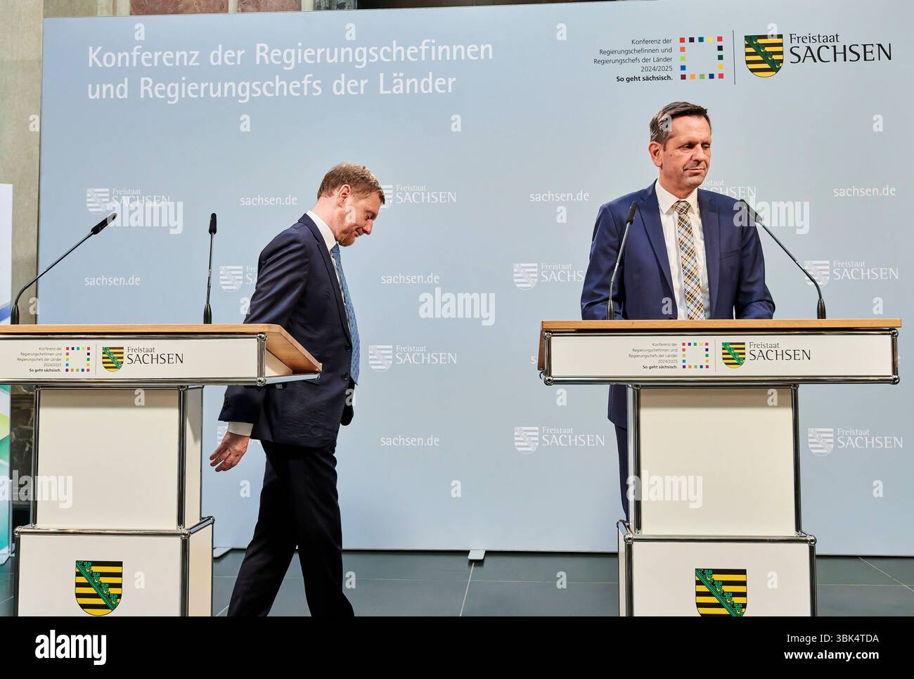Ministerpräsidentenkonferenz - Lies Kretschmer EUR, Deutschland, Berlin, 18.06.2025: Nach der PK - Michael Kretschmer CDU Ministerpräsident von Sachsen und Olaf Lies SPD Ministerpräsident von Niedersachsen auf dem Weg ins Kanzleramt .die Regierungschefinnen und Regierungschefs der Länder treffen sich zur Ministerpräsidentenkonferenz. Im Mittelpunkt steht der Austausch und die Zusammenarbeit mit der neuen Bundesregierung. Themen sind die neuen Finanzierungsinstrumente für Bund und Länder, der notwendige wirtschaftliche Aufschwung sowie eine nationale Importstrategie für Wasserstoff, den Erhalt Stockfoto