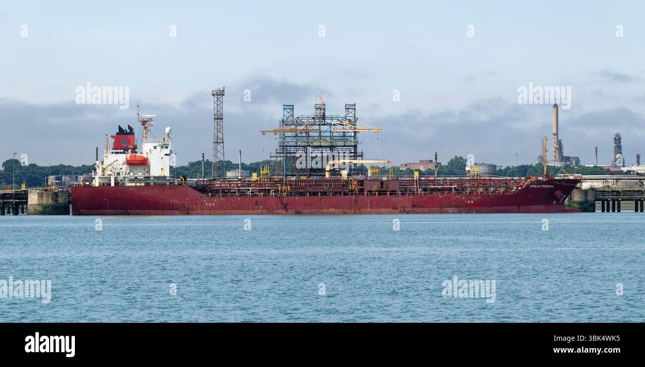 Tanker für Ölchemikalien Stella Theresa legte am Fawley Oil Terminal nahe Southampton an der Südküste Englands an Stockfoto