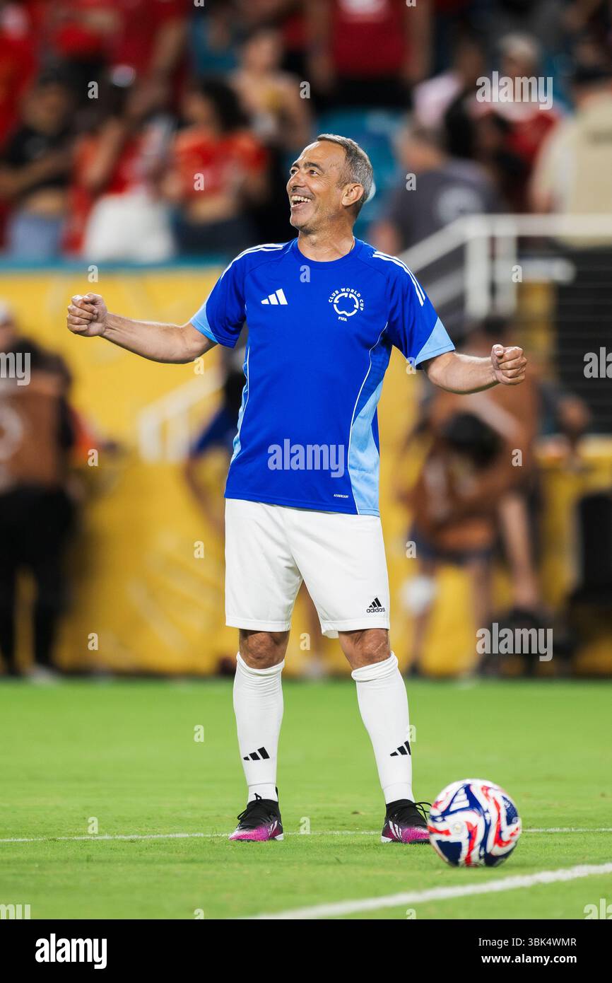 Youri Djorkaeff lächelt während der Halbzeit des Fußballspiels zwischen Al Ahly FC und Inter Miami CF. Stockfoto Youri Djorkaeff lächelt während der Halbzeit des Fußballspiels zwischen Al Ahly FC und Inter Miami CF. Stockfoto