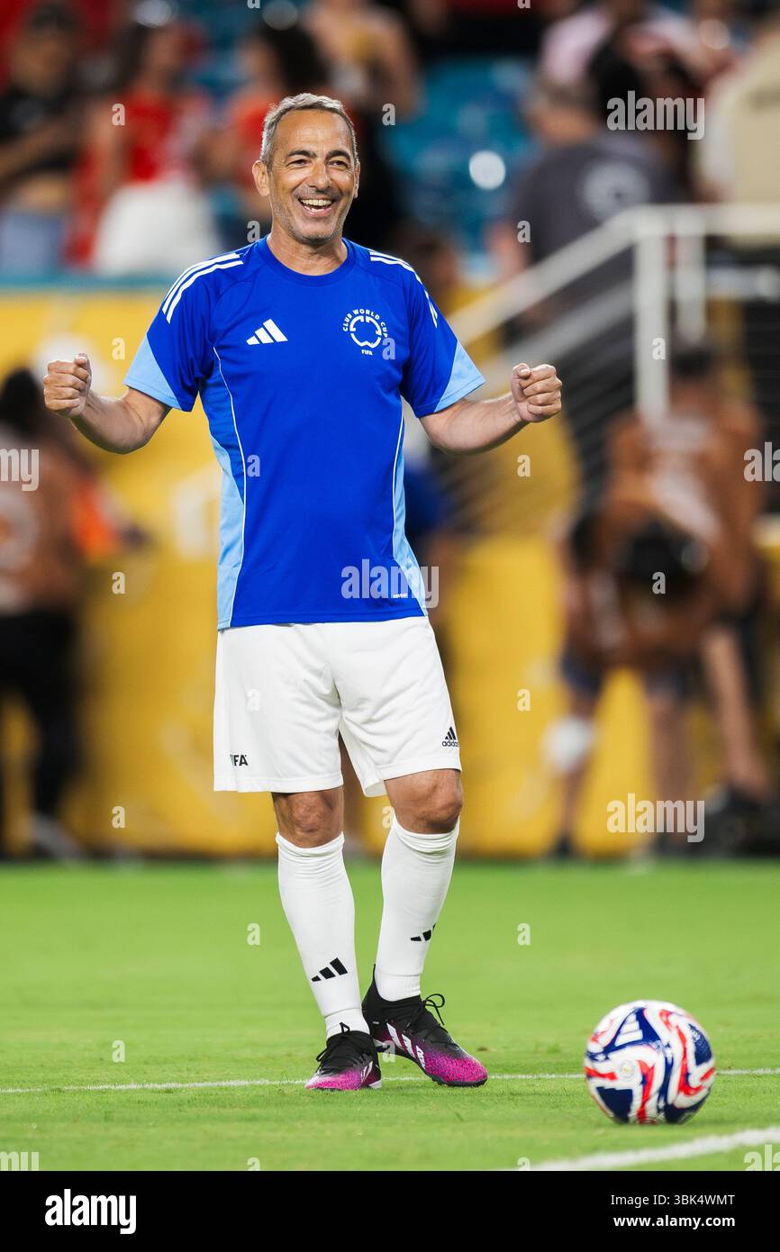 Youri Djorkaeff lächelt während der Halbzeit des Fußballspiels zwischen Al Ahly FC und Inter Miami CF. Stockfoto Youri Djorkaeff lächelt während der Halbzeit des Fußballspiels zwischen Al Ahly FC und Inter Miami CF. Stockfoto