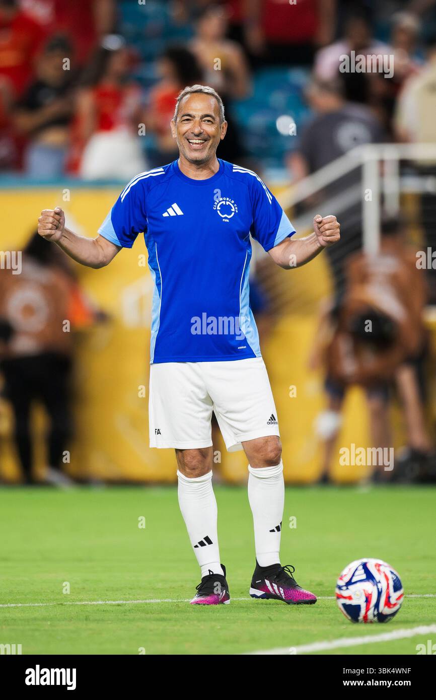Youri Djorkaeff lächelt während der Halbzeit des Fußballspiels zwischen Al Ahly FC und Inter Miami CF. Stockfoto Youri Djorkaeff lächelt während der Halbzeit des Fußballspiels zwischen Al Ahly FC und Inter Miami CF. Stockfoto